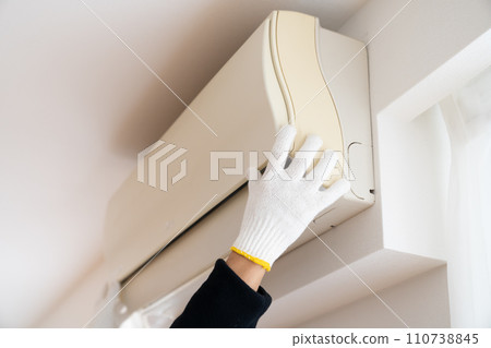 手戴工作手套拆開空調 110738845