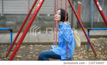 一個女人在公園消磨時間 一個女人在公園消磨時間 110738897