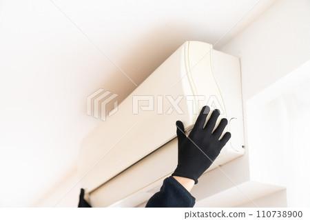 手戴黑色工作手套拆卸空調 110738900