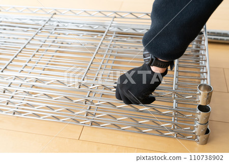 手戴黑色工作手套舉起鋼架 手戴黑色工作手套舉起鋼架 110738902