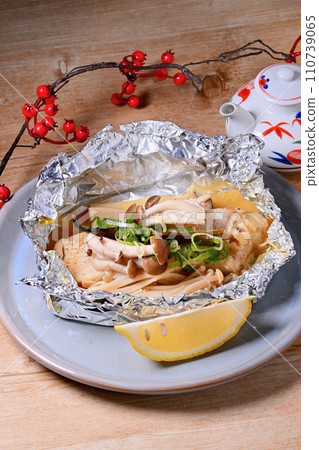 Grilled cod in foil, easy recipe, served with lemon. Grilled cod in foil, easy recipe, served with lemon. 110739065