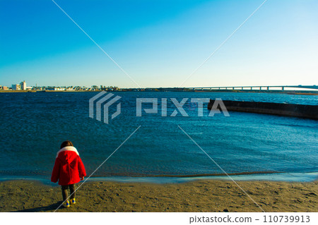 弁天島海濱公園,孩子的背影 弁天島海濱公園,孩子的背影 110739913