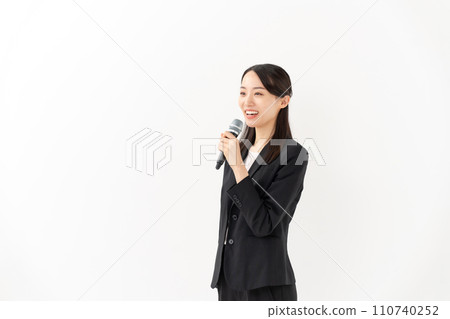 女商人談話與話筒 110740252
