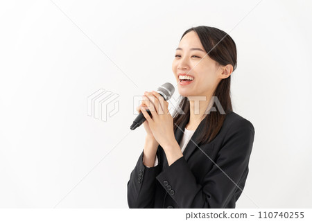 Business woman talking with a microphone 110740255