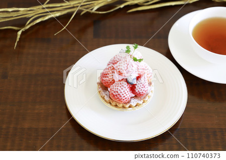 Tartlet with plenty of strawberries, spring 110740373