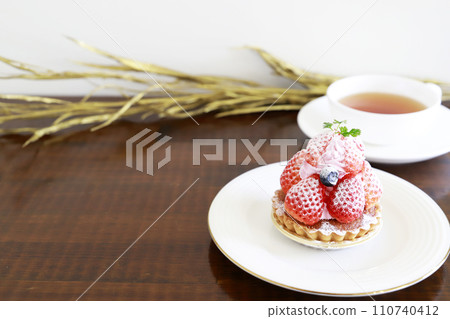 Tartlet with plenty of strawberries, spring Tartlet with plenty of strawberries, spring 110740412