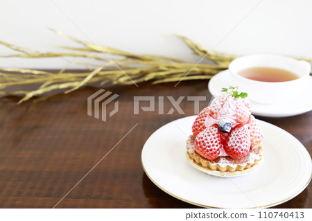Tartlet with plenty of strawberries, spring 110740413