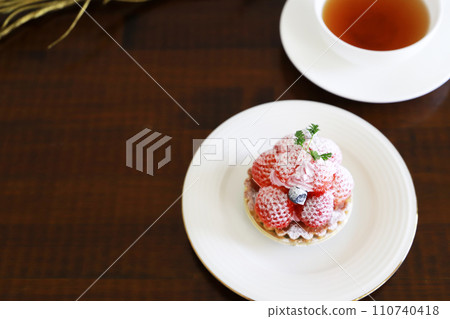 草莓餡餅,春天 草莓餡餅,春天 110740418