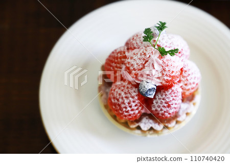 草莓餡餅,春天 草莓餡餅,春天 110740420