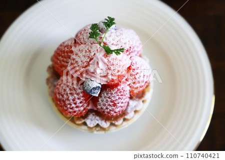 Tartlet with plenty of strawberries, spring 110740421