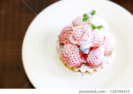 草莓餡餅,春天 草莓餡餅,春天 110740425