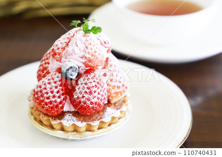 Tartlet with plenty of strawberries, spring 110740431