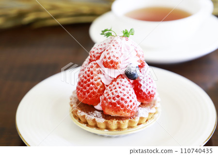 Tartlet with plenty of strawberries, spring Tartlet with plenty of strawberries, spring 110740435