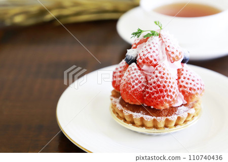 草莓餡餅,春天 草莓餡餅,春天 110740436