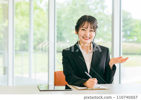 微笑的女商人提供諮詢、指導和建議 微笑的女商人提供諮詢、指導和建議 110740887
