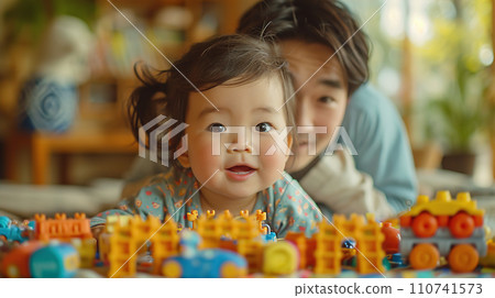 父母和孩子與嬰兒玩玩具，父親和孩子，父親和孩子家庭 110741573