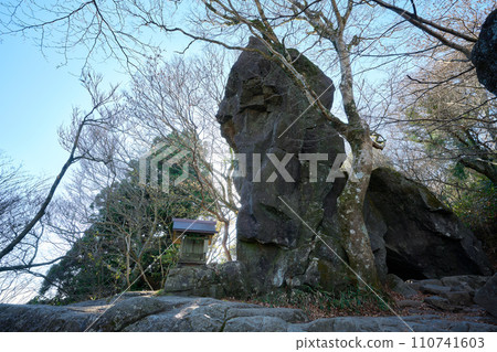 筑波山山路上的奇岩怪石和神社 110741603