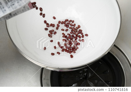 wash the beans 110741816