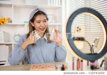 Beauty blogger, Woman teaching how to apply makeup, Recommended cosmetics, Record vlog streaming video. 110741850