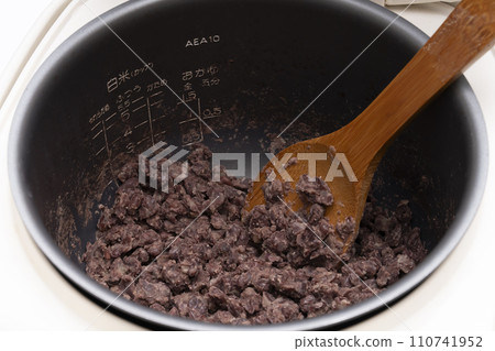 將米麴加入煮熟的紅豆中 將米麴加入煮熟的紅豆中 110741952