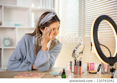 Beauty blogger, Woman teaching how to apply makeup, Record vlog streaming video, Live line on mobile phone. 110742042