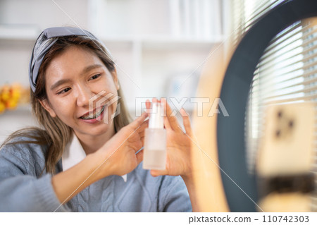 Beauty blogger, Woman teaching how to apply makeup, Recommended cosmetics, Record vlog streaming video. 110742303