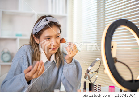 Beauty blogger, Woman teaching how to apply makeup, Recommended cosmetics, Record vlog streaming video. 110742304