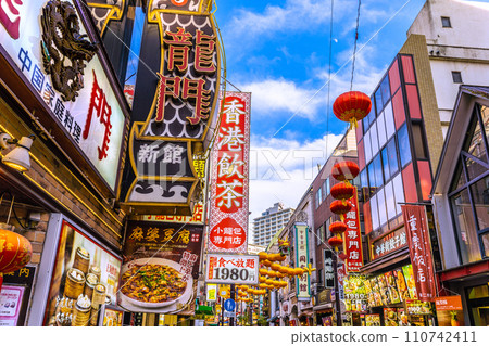 日本橫濱市景2024年春節燈籠…繁華的唐人街、新冠疫情前的景象…邁向新時代…=2020年1月19日 日本橫濱市景2024年春節燈籠…繁華的唐人街、新冠疫情前的景象…邁向新時代…=2020年1月19日 110742411