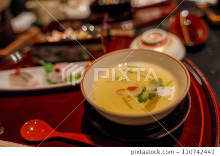 享受旅遊目的地、飯店晚餐時間 110742441