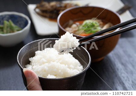 Hand of a Japanese woman eating dinner, Hand of a Japanese woman eating dinner, 110742721