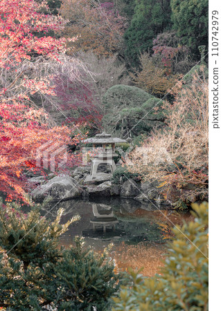 成田山公園的秋葉和石燈籠 110742979