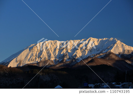 鳥取縣白雪皚皚的保木大山被清晨的陽光照亮 110743195