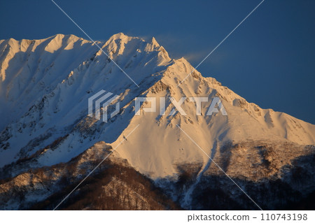 鳥取縣白雪皚皚的保木大山被清晨的陽光照亮 110743198