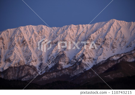鳥取縣白雪皚皚的保木大山被清晨的陽光照亮 鳥取縣白雪皚皚的保木大山被清晨的陽光照亮 110743215