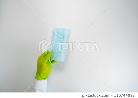 Doctor showing respiratory face mask, close up Doctor showing respiratory face mask, close up 110744082