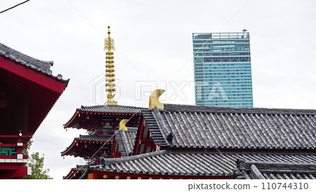 大阪市:從聖德太子於 1778 年創建的四天王寺內看到的五層寶塔和阿倍野 Harukas 大阪市:從聖德太子於 1778 年創建的四天王寺內看到的五層寶塔和阿倍野 Harukas 110744310