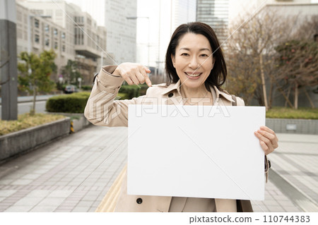 A woman with a whiteboard in Nishi-Shinjuku in winter A woman with a whiteboard in Nishi-Shinjuku in winter 110744383