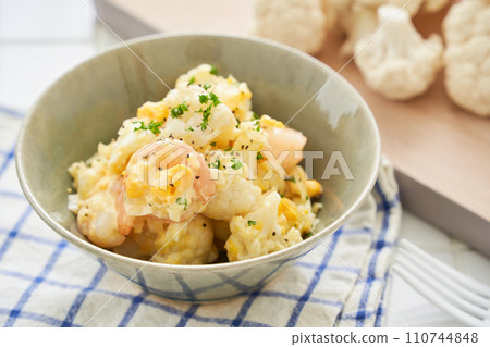 Cauliflower and shrimp tartare 110744848