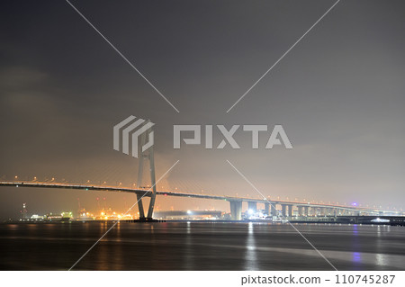 夜晚燈火通明的橋樑 夜晚燈火通明的橋樑 110745287
