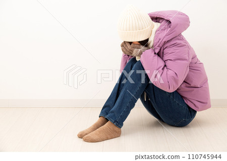 穿著冬衣的中年婦女覺得房間裡很冷 110745944