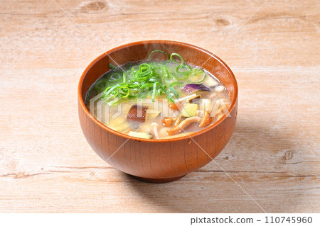 味噌湯裡面有許多配料，滑子菇、雞肉、金針菇、茄子、洋蔥和蔥。 110745960