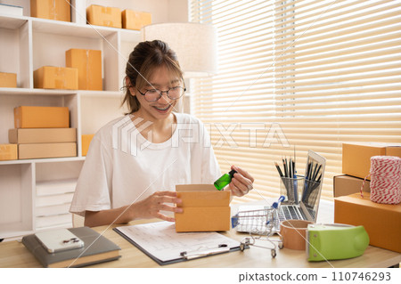 Packing box, Pack Products Into Postal Boxes To Deliver to customers, Sell products online, Freelance working. 110746293