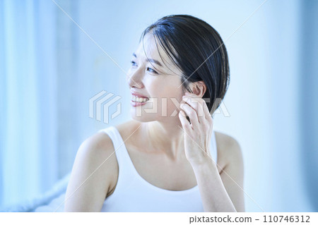 一個女人在窗邊放鬆，光線平靜 110746312