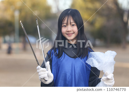 girl picking up trash 110746770