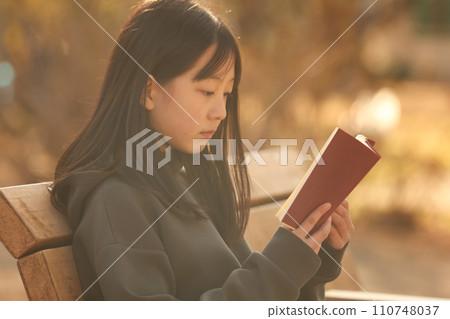 讀書的女孩 110748037