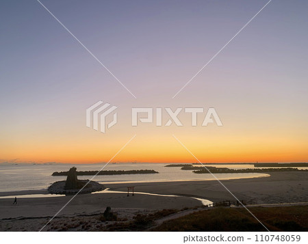 A beautiful seaside night dawns A beautiful seaside night dawns 110748059