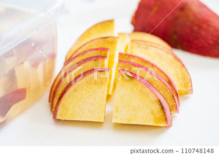 Soak the cut sweet potatoes in water 110748148