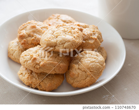 Italian sweets, amaretti 110748670