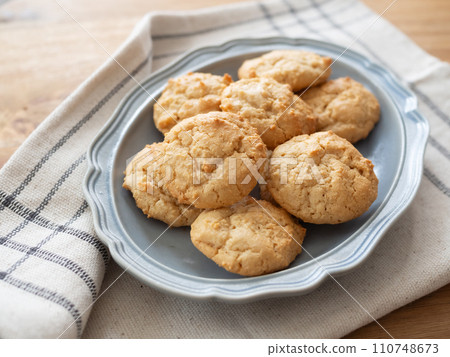 Italian sweets, amaretti 110748673