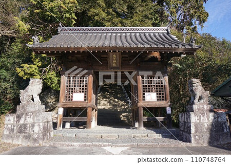 “Takada Shrine” in Katsuyama, Maniwa City, Okayama Prefecture, known for its fighting danjiri: Zuishinmon 110748764